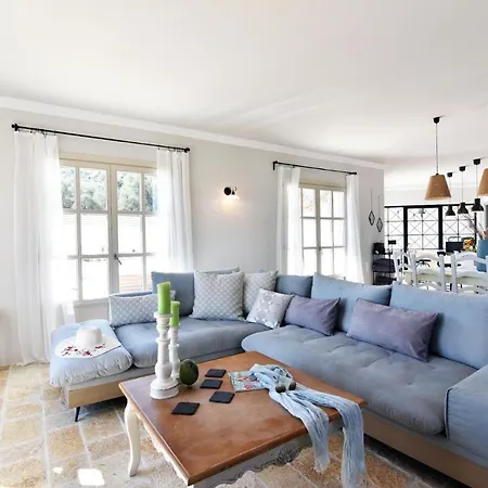 Sleeps 8 With Pool And Air Con *