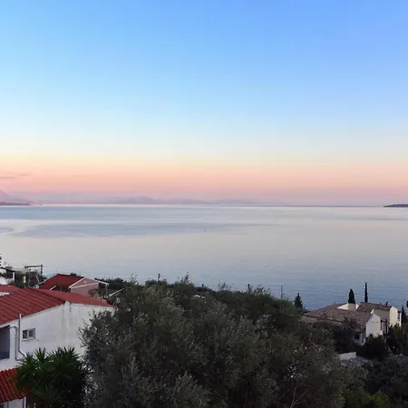Sleeps 8 With Pool And Air Con Villa