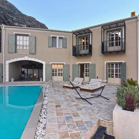 Sleeps 8 With Pool And Air Con Villa *
