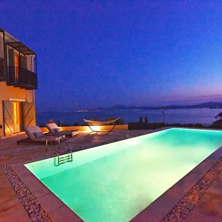 Sleeps 8 With Pool And Air Con Villa Barbati