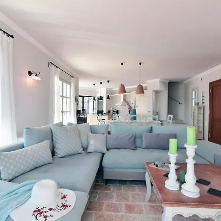 Sleeps 8 With Pool And Air Con Villa Barbati