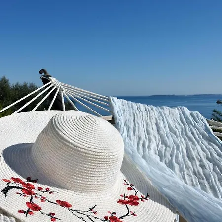 Sleeps 8 With Pool And Air Con